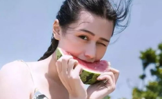 女孩子吃网红红瓜,女孩们的甜蜜诱惑